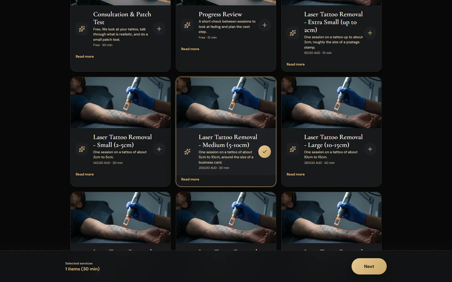 La lista de servicios de la página de reservas con la eliminación de tatuajes con láser por tamaño, con Mediano de 5 a 10 cm seleccionado por 200 dólares y 30 minutos