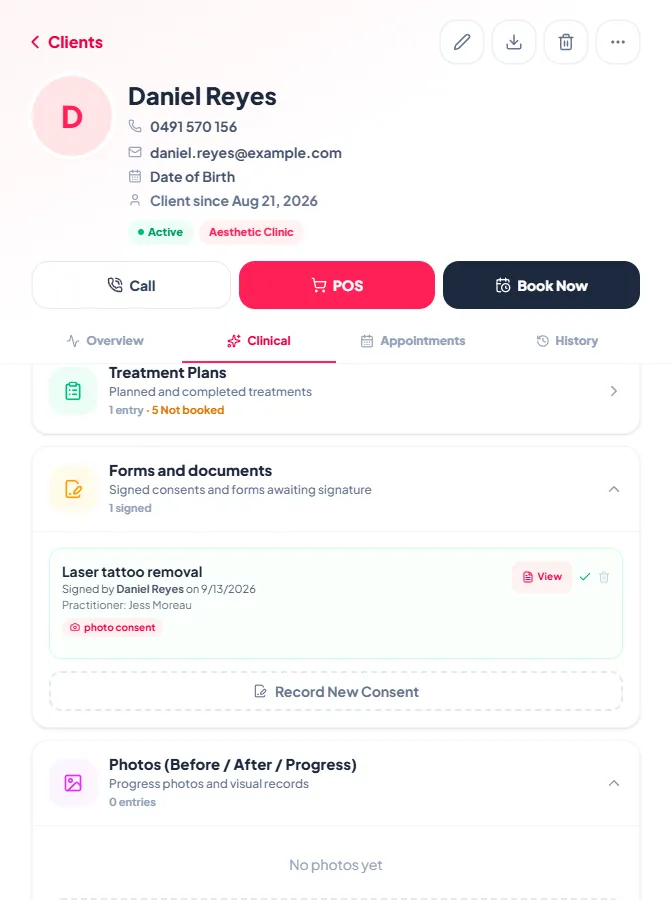 Una ficha de cliente en ZibaDesk con el consentimiento para eliminación de tatuajes con láser firmado por la clienta, el nombre de la profesional y el permiso para fotos