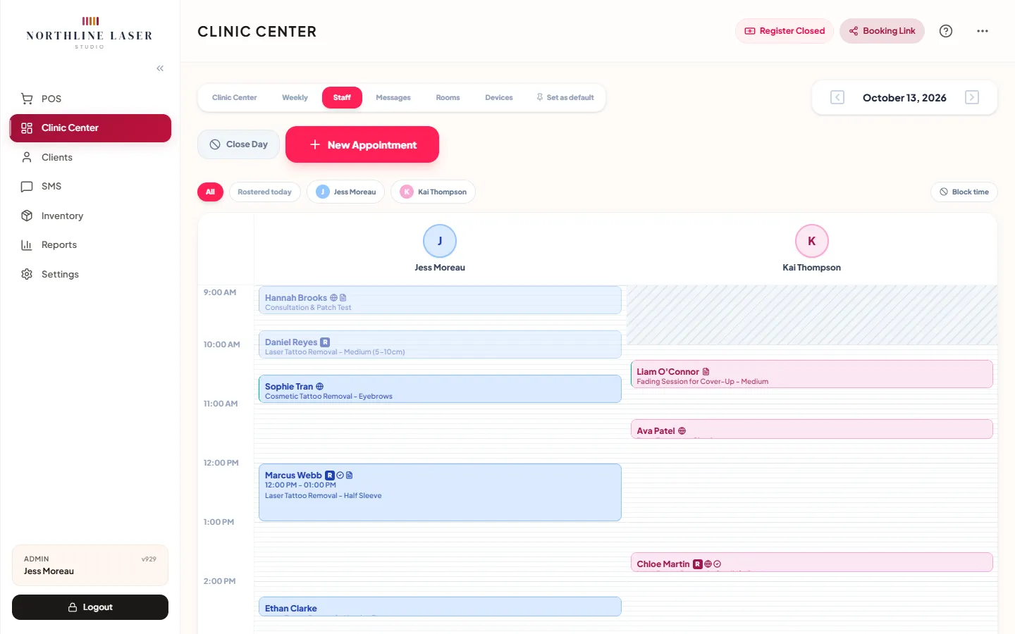 El tablero del equipo de ZibaDesk para Jess Moreau y Kai Thompson un martes, con consultas y citas de eliminación láser marcadas como R, online, confirmadas y con notas